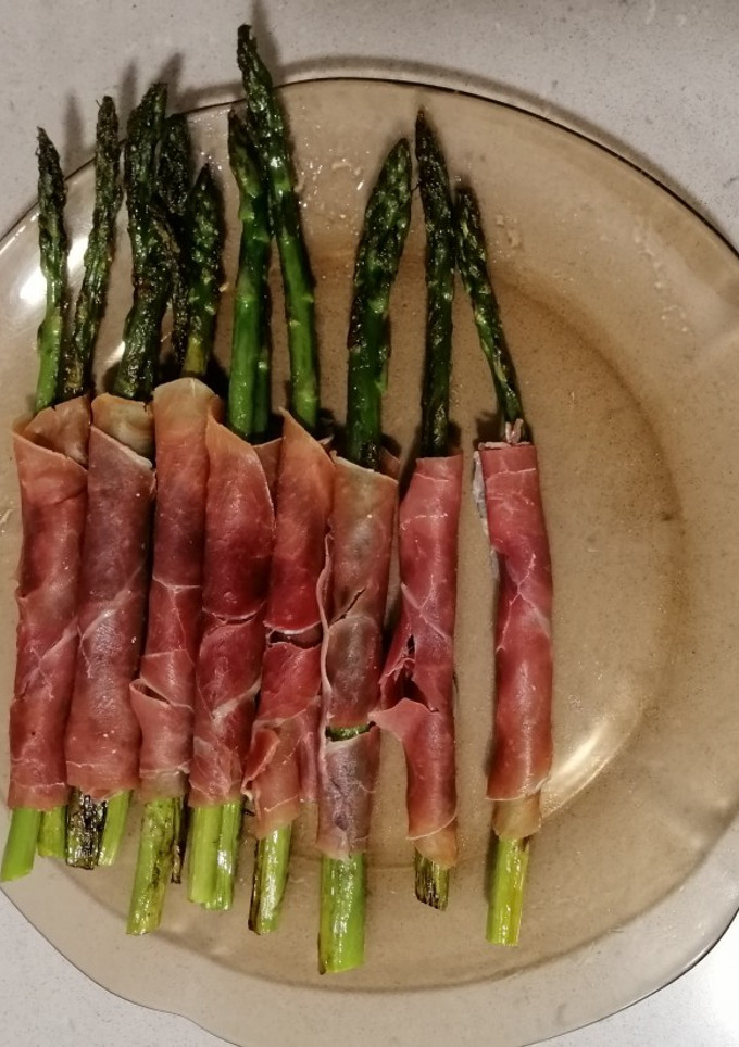 Una foto de Espárragos con jamón