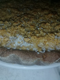 Una foto de Tarta integral de coco, crema de dulce de leche !!!
