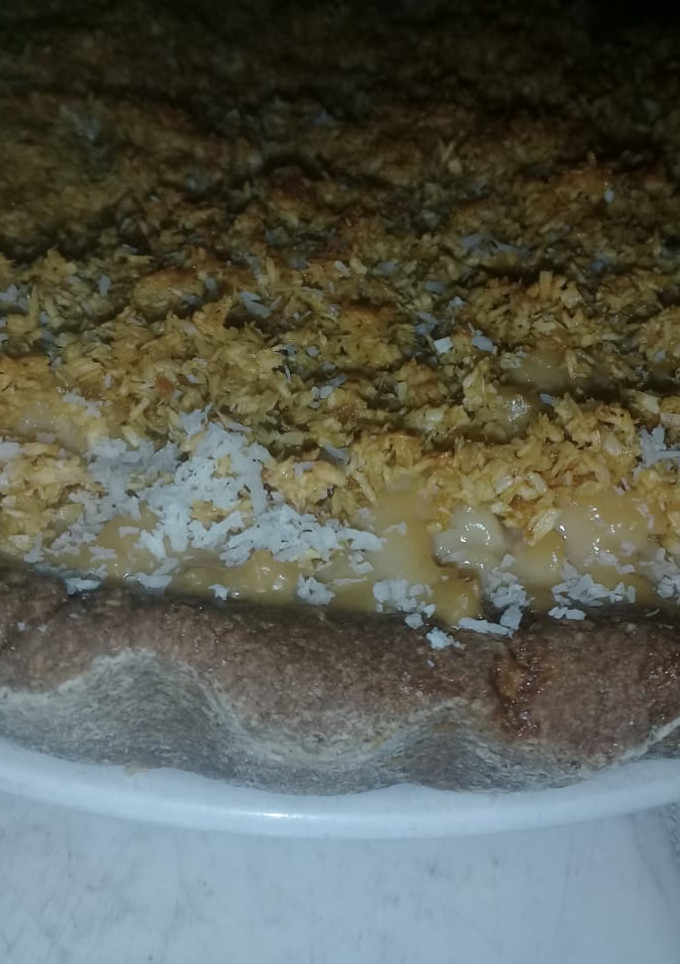 Una foto de Tarta integral de coco, crema de dulce de leche !!!