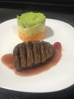 Una foto de Magret de pato con salsa de uvas 🍇 y 3 purés