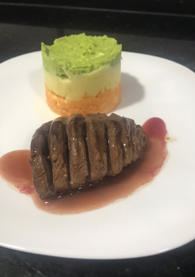 Una foto de Magret de pato con salsa de uvas 🍇 y 3 purés