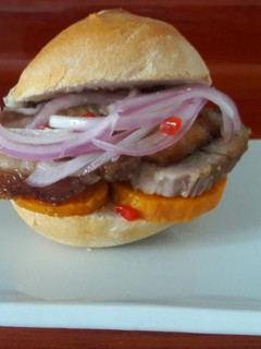 Una foto de PAN CON CHICHARRÓN DE CERDO
