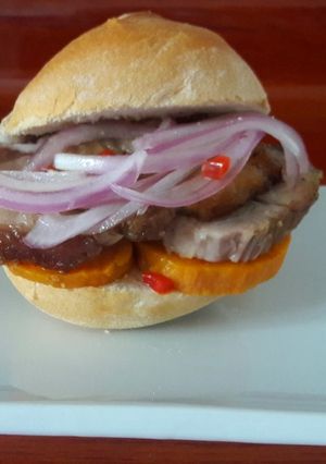 Una foto de PAN CON CHICHARRÓN  DE CERDO