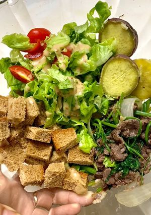 Hình của món Salad bánh mì - bò xào cần tây ~ 400calo.