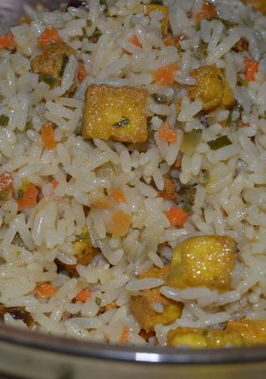 Una foto de Tofu con mostaza y cúrcuma