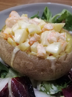 Una foto de Patatas al horno rellenas de langostinos
