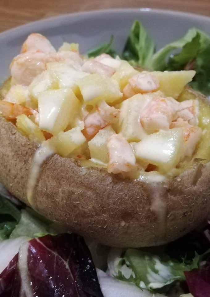 Una foto de Patatas al horno rellenas de langostinos
