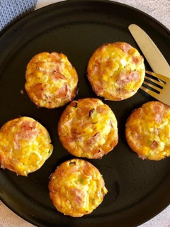 Sonkás sajtos tojás muffin recept fotója