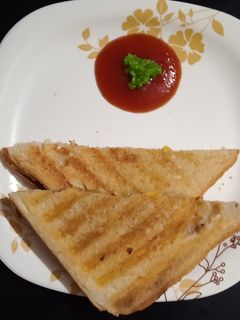 વેજ મેયો ગ્રીલ સેન્ડવીચ (Veg Mayo Grill Sandwich Recipe In Gujarati) રેસીપી મુખ્ય ફોટો