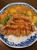 Cơm thịt heo chiên xù và cà ri Nhật (curry katsu)