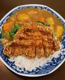 Cơm thịt heo chiên xù và cà ri Nhật (curry katsu)