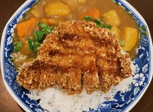 Hình của món Cơm thịt heo chiên xù và cà ri Nhật (curry katsu).