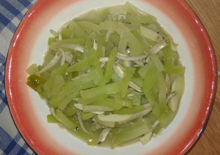 Proses meracik Tumis Labu Siam Teri, Bisa Manjain Lidah