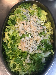 Una foto de Ensalada de escarola rizada con gulas y gambas