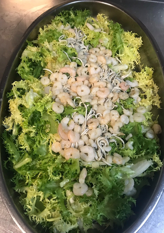 Una foto de Ensalada de escarola rizada con gulas y gambas