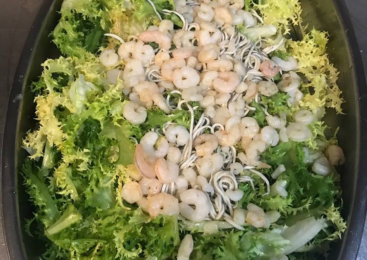 Ensalada de escarola rizada con gulas y gambas