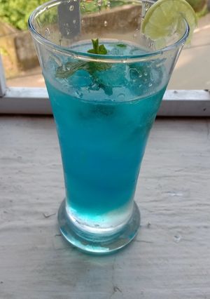 ब्लू मॉकटेल (blue mocktail recipe in marathi) रेसिपी चे मुख्य फोटो 