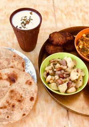 A picture of Gujarati (Gujarati Desi Thali).