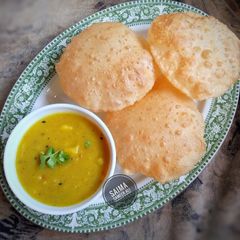 A picture of Mini puri with Aloo ki tarkari.