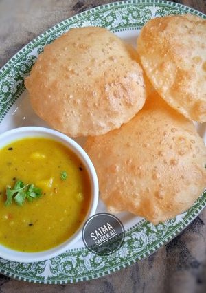 A picture of Mini puri with Aloo ki tarkari.