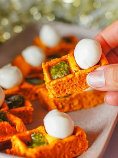 Una foto de Mini gofres Caprese