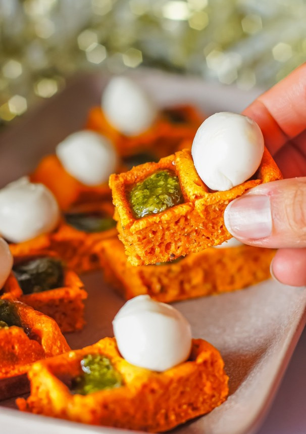 Una foto de Mini gofres Caprese