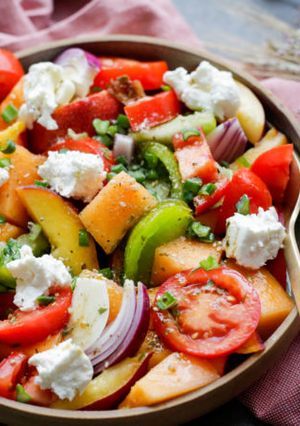 Une photo de SALADE AUX NECTARINES ET TOMATES 🍑
