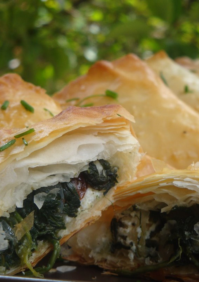 Una foto de Triángulos de filo con espinacas y queso de cabra