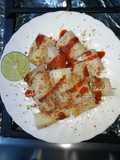 Cañas con salsa, chile y limón