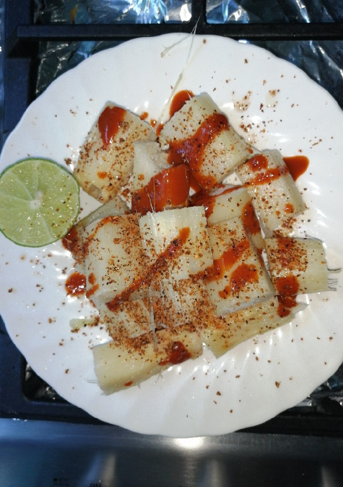 Una foto de Cañas con salsa, chile y limón