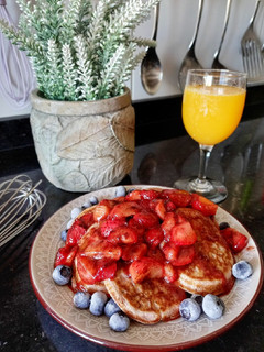 Una foto de Pancakes de frutilla y avena con topping de 🍓con miel y canela
