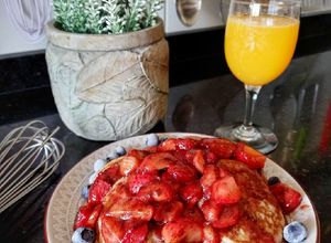 Una foto de Pancakes de frutilla y avena con topping de 🍓con miel y canela