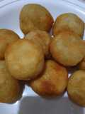 Bola-bola singkong isi tempe dan mie.