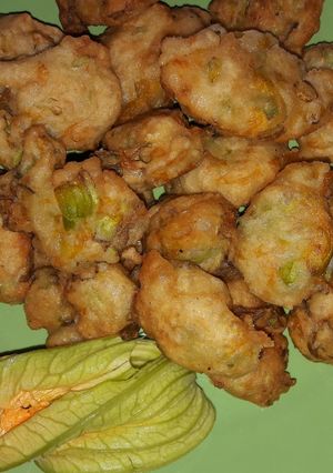 Foto di Zeppole con fiori di zucca