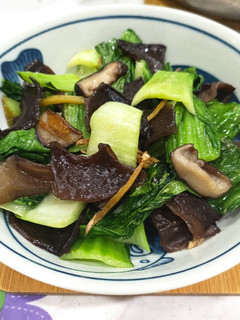 薑絲青江菜炒香菇木耳 的食譜成品照片