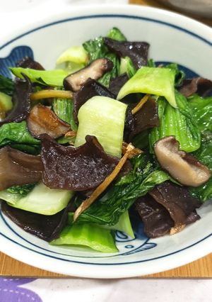 薑絲青江菜炒香菇木耳 的食譜成品照片