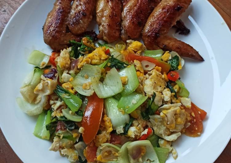 Pan Fry Chicken Wings and Stir Fry Bok Choi with Scrambled Eggs