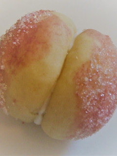 Una foto de Bollitos de avellanas rellenos de crema de vainilla y cobertura de frambuesa