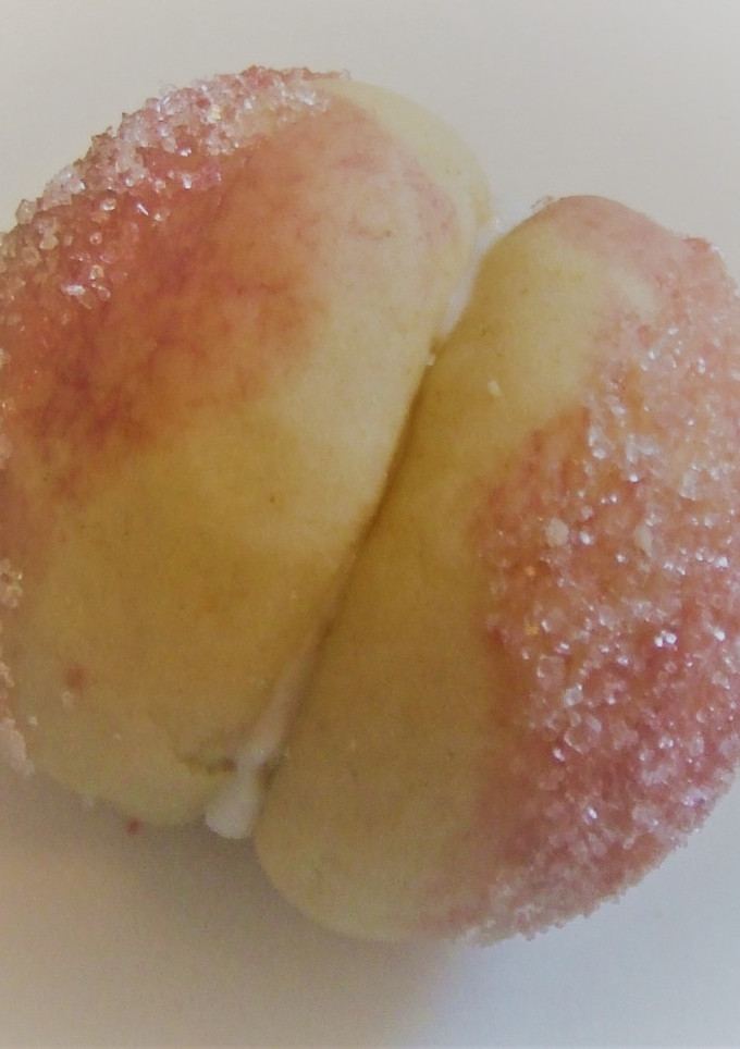 Una foto de Bollitos de avellanas rellenos de crema de vainilla y cobertura de frambuesa