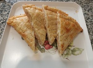 Foto principal de Masa de hojaldre sin gluten con pollo, queso y sirope de agave