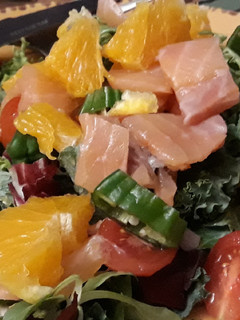 Una foto de Ensalada de salmón y naranja