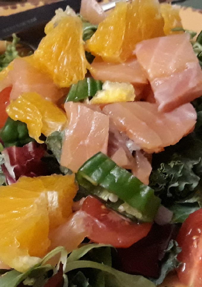Una foto de Ensalada de salmón y naranja