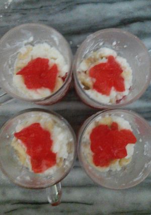 صورة لوصفة تحلية بالفواكه والكريمة 🍨🍌🍓