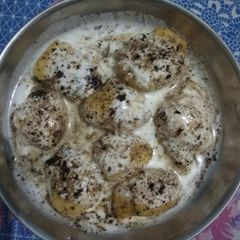 A picture of Dahi bhalle.