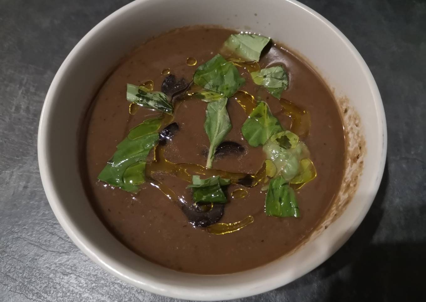 Gazpacho con aceitunas negras y albahaca