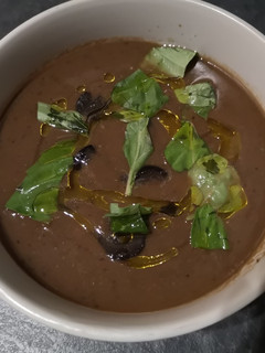 Una foto de Gazpacho con aceitunas negras y albahaca