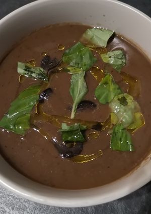Foto principal de Gazpacho con aceitunas negras y albahaca