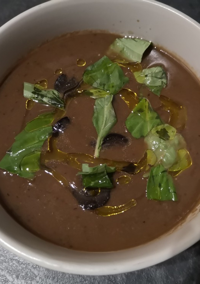 Una foto de Gazpacho con aceitunas negras y albahaca