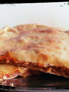 Una foto de Empanada de pollo con tomate