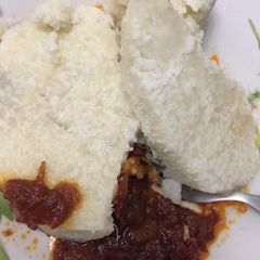 A picture of Boiled yam and pepper sauce.